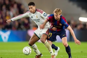 Frenkie de Jong (phải) vừa tái xuất trong màu áo Barcelona ở trận gặp Real Madrid. Ảnh: THX