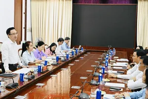 Đồng chí Đặng Minh Thông, Phó Bí thư Thành ủy tại buổi làm việc với Ban Thường vụ Đảng uỷ phường Sài Gòn - Ảnh: VIỆT DŨNG