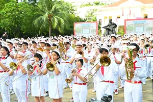 Các em thiếu nhi tham gia đồng diễn nghệ thuật trống kèn với chủ đề “Đất nước trọn niềm vui”. Ảnh: VIỆT DŨNG