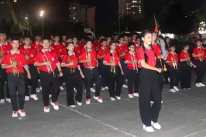 Các em thiếu nhi luyện tập diễu hành. Ảnh: CẨM TUYẾT