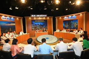 Chương trình Dân hỏi - Chính quyền trả lời tháng 4 với chủ đề “Quản lý và phát triển hệ thống chiếu sáng đô thị”. Ảnh: VIỆT DŨNG