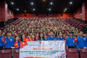 Hơn 200 sinh viên Trường đại học Bách Khoa, ĐHQG TPHCM đi xem phim “Địa đạo”. Ảnh: CẨM GIANG