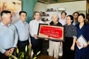 TPHCM thăm hỏi các gia đình, cá nhân tiêu biểu trong sự nghiệp phát triển thành phố