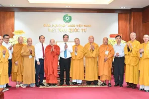 Chủ tịch Ủy ban MTTQ Việt Nam TPHCM Nguyễn Phước Lộc gặp gỡ, chúc mừng các vị chức sắc Phật giáo. Ảnh: VIỆT DŨNG