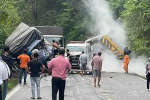 Podcast bản tin tối 8-4: Xe bồn chở hóa chất tông liên hoàn 3 ô tô trên đèo Bảo Lộc | Một phụ nữ bị chó pitbull tấn công gây thương tích khắp cơ thể