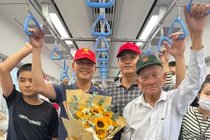 Cựu chiến binh Trần Văn Thanh trải nghiệm đi Metro tại TPHCM