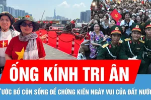 Bà giáo U70 vượt gần 2.000km vào TPHCM ghi lại khoảnh khắc hào hùng