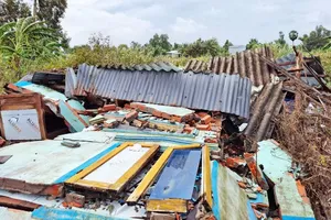 Podcast bản tin tối 4-6: Cà Mau: Mưa lớn kèm dông lốc làm sập và tốc mái nhiều nhà dân, 2 tàu cá bị chìm | Phú Yên: Nhiều người bị ngộ độc khi ăn buffet ốc