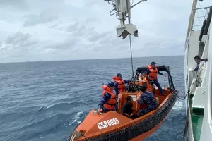 Podcast bản tin trưa 8-6: Đang bắt hải sản thì đổ bệnh, ngư dân may mắn "gặp" Cảnh sát biển kịp thời