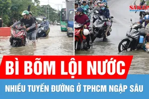 Triều cường vượt báo động 3, người dân TPHCM bì bõm đẩy xe chết máy