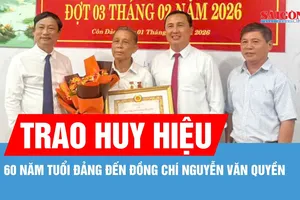 Chủ tịch HĐND TPHCM trao Huy hiệu 60 năm tuổi Đảng đến đồng chí Nguyễn Văn Quyền