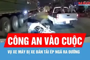 Công an xác minh clip xe máy bị ô tô chèn ngã, suýt bị xe tải cán