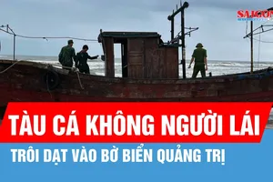 Quảng Trị: phát hiện tàu cá không người lái trôi dạt vào bờ biển