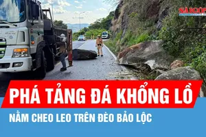 Phá dỡ tảng đá khổng lồ nằm cheo leo trên đèo Bảo Lộc