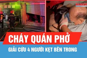 TPHCM: Giải cứu 4 người kẹt trong quán phở đang cháy