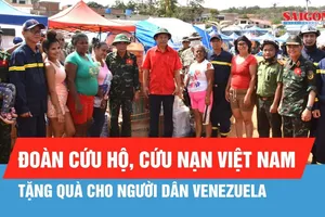 Đoàn cứu hộ, cứu nạn Việt Nam tặng quà cho người dân Venezuela