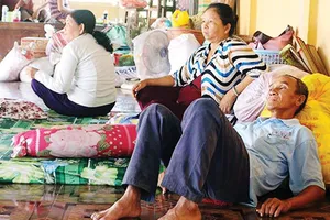 Người dân xã Mỹ Hội Đông (Chợ Mới, An Giang) chạy lở, tá túc trong các ngôi chùa                                      Ảnh: ĐÔNG XUYÊN