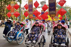 3 nghệ nhân thêu, kim hoàn và đúc đồng của cố đô Huế dẫn đầu đoàn rước tôn vinh các nghệ nhân, thợ thủ công và nghề truyền thống Việt Nam