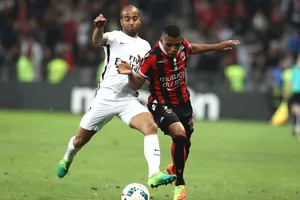 PSG (trái) để thua Nice trong trận cầu quan trọng.