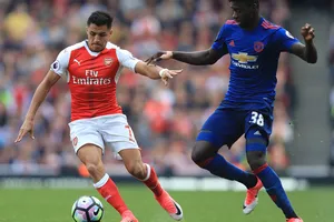  Alexis Sanchez (trái, Arsenal) tranh bóng với Axel Tuanzebe (Man.United).