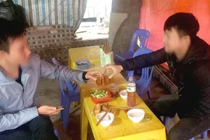 Nam thanh niên vẫn vô tư sử dụng rượu không có nguồn gốc  	Ảnh: ĐẠI VIỆT