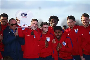 HLV Paul Simpson (trái) và các học trò giành chức vô địch tại giải giao hữu vừa qua. Ảnh: T.L