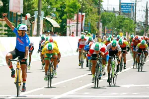 Tay đua Yoeun Phi Yuth (trái) xuất sắc giành Áo xanh sau 2 chặng. Ảnh: Dương Thu