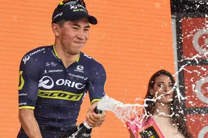 Caleb Ewan mừng chiến thắng trên bục nhận giải thưởng.