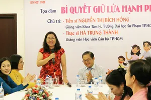 TS Nguyễn Thị Bích Hồng trò chuyện tại buổi tọa đàm  Bí quyết giữ lửa hạnh phúc do Nhà Văn hóa Phụ nữ tổ chức 