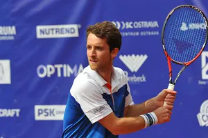 Constant Lestienne có một quá khứ… chẳng mấy tốt đẹp gì.