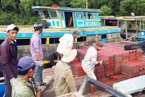 Vật liệu xây dựng được chuyển ra Thạnh An để đáp ứng  nhu cầu xây dựng mới