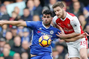Diego Costa (trái, Chelsea) che bóng trước Shkodran Mustafi (Arsenal).