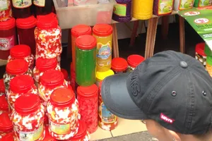 Các loại thạch được bày bán tại chợ Bình Tây là nguyên liệu chính  trong ly “trà sữa nhà làm” 