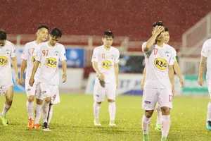 HAGL lặng lẽ rời sân sau loạt phạt đền cân não. Ảnh: Dũng Phương