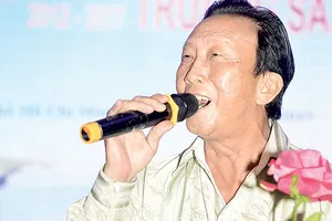 Nhạc sĩ - ca sĩ Thế Hiển hát trong chương trình kỷ niệm 5 năm  Ngày đến với Trường Sa