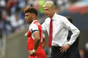Arsene Wenger đang nỗ lực thuyết phục Alex Oxlade-Chamberlain ở lại.