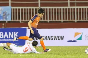 Xuân Trường đi bóng vượt qua cú chùi bóng của tiền vệ Văn Thanh. Ảnh: DŨNG PHƯƠNG