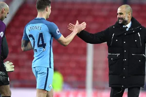 Pep Guardiola (phải) luôn tự tin có thể thành công ở mùa giải tới.