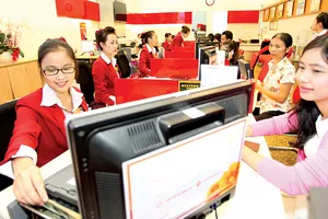 Giao dịch tại một chi nhánh Ngân hàng TMCP Phát triển TPHCM                           Ảnh: Huy Anh         