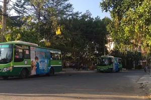 Xe buýt thường xuyên đậu tạm ở Khu dân cư Bình Lợi (phường 13, quận Bình Thạnh)