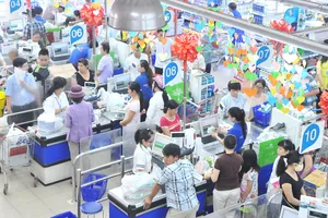 Người dân đến mua sắm tại một siêu thị trong nước có chất lượng tốt  Ảnh: THÀNH TRÍ