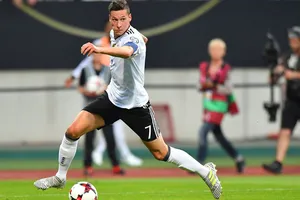  Julian Draxler với chiếc băng đội trưởng là niềm hy vọng lớn nhất giúp tuyển Đức thành công