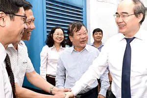 Bí thư Thành ủy TPHCM Nguyễn Thiện Nhân  thăm trung tâm Truyền hình Việt Nam tại TPHCM                                                                                   Ảnh: VIỆT DŨNG