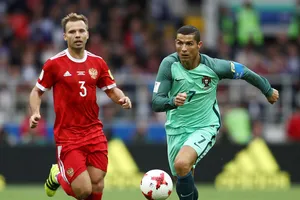 Ronaldo (phải) ghi bàn thắng duy nhất giúp Bồ Đào Nha đánh bại Nga.