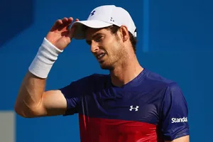 Andy Murray thể hiện sự bất lực trong trận đấu mở màn ở Queen’s Club.
