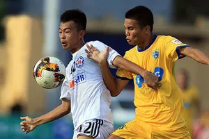 Văn Thắng (phải) có màn ra mắt tuyệt vời. Ảnh: T.L