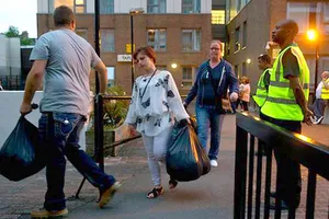 Người dân London sơ tán khẩn cấp khỏi các tòa chung cư 