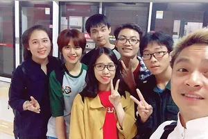 Phạm Công Dương (bìa phải) cùng các sinh viên Việt Nam  tại Hàn Quốc