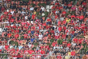  Khán giả Hải Phòng “nghiêm túc” trong trận đấu chiều qua tại sân nhà. Ảnh: Minh Hoàng