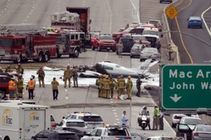 Chiếc máy bay lao xuống đường cao tốc tại California, Mỹ. Ảnh: New York Post